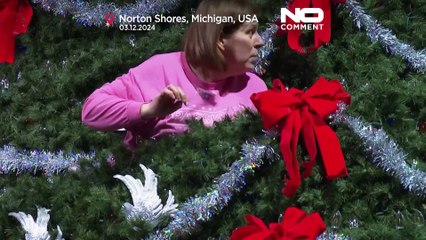 Spectacular 20-Metre Christmas Tree with Choir in Michigan 🎄