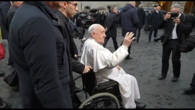 Papa Francesco celebra in Piazza di Spagna la festa dell'Immacolata