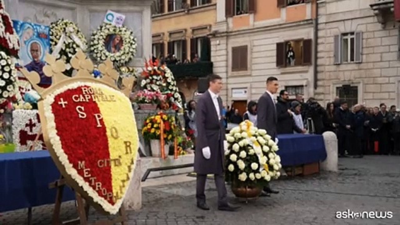 Papa Francesco celebra in Piazza di Spagna la festa dell'Immacolata
