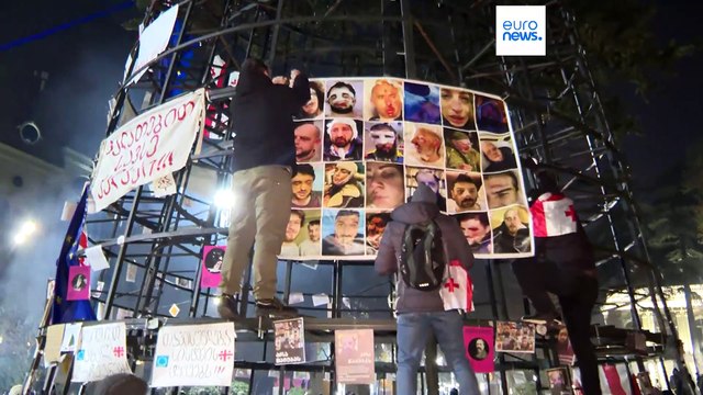 Dezenas de milhares de georgianos protestam contra o partido no poder pelo 11.º dia consecutivo