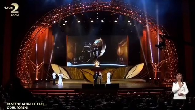 Pantene Altın Kelebek'te bir ilk! Alper Rende ödül alırken sevgilisi Betül Çakmak'a evlilik teklifi etti