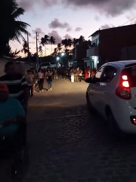 Vídeo: duas pessoas ficam feridas em atentado a tiros durante procissão de padroeira, em Alagoas