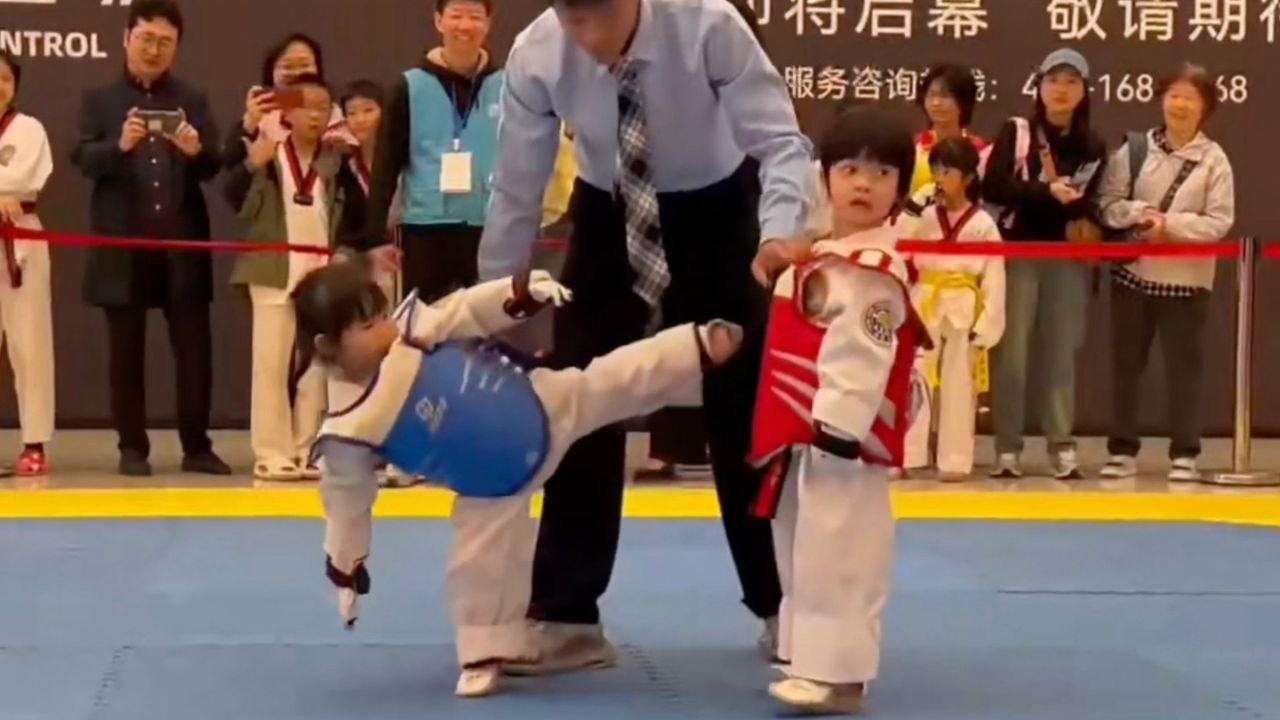 Kämpfende Kinder schaffen es beim Taekwondo nicht, einander zu treten