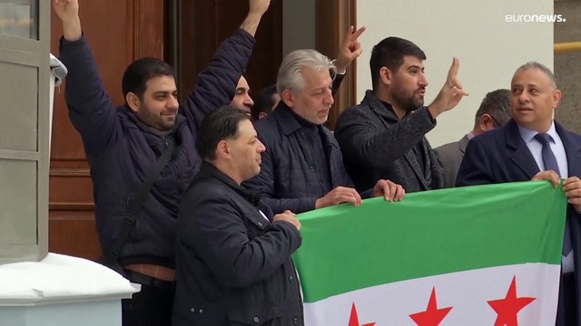 يوم بعد سقوط الأسد: رفع علم الجمهورية السورية الأولى علم المعارضة على مبنى السفارة في موسكو