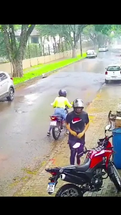 "Fuga sem amor: ladrão abandona cúmplice em roubo frustrado de moto"