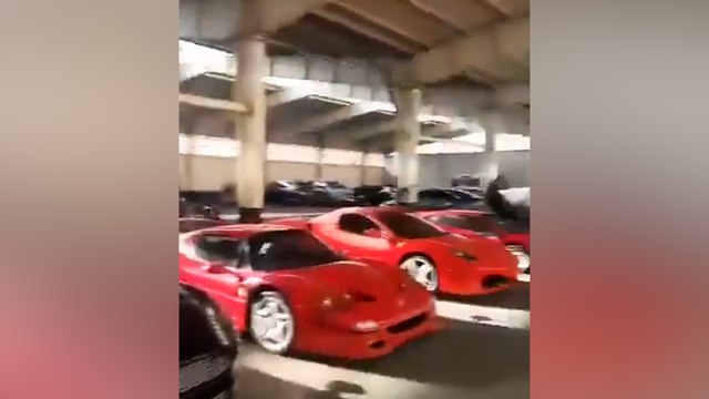 Syrie : les luxueuses voitures de Bachar al Assad aux mains des pilleurs