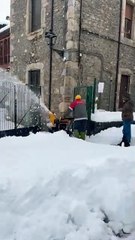 Limpiando de nieve las escuelas de Prioro (I)