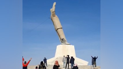 En büyük Esad heykeli böyle devrildi