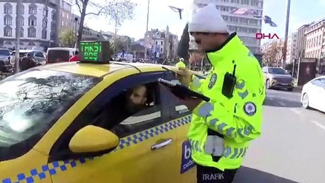 Beyoğlu'nda yolcu gibi taksiye binen sivil polisler kural ihlali yapan şoförlere ceza y