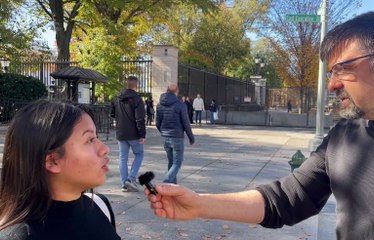 Joaquín Rivera Chamorro entrevistando a una mujer sobre la criminalidad en EEUU