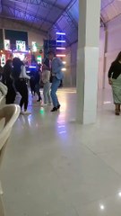 Le quitó los tacos a la novia porque ya no podía bailar