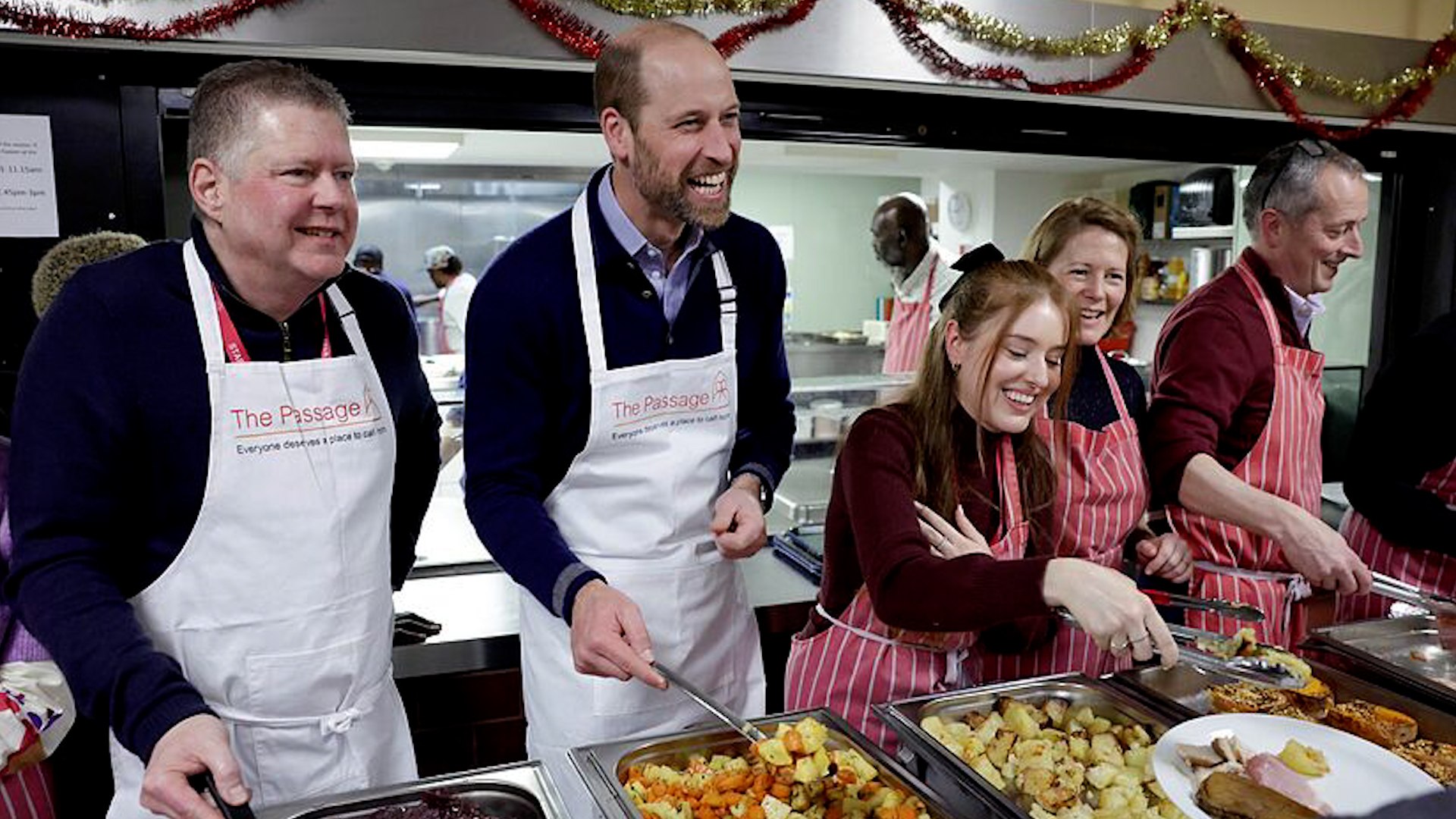 El Pr�ncipe de Gales, Guillermo, mostr� su lado m�s solidario al unirse como voluntario en un refugio para personas sin hogar gestionado por la organizaci�n ben�fica The Passage, un lugar que conoci� gracias a su madre, Diana de Gales. Con un delantal de la entidad, Guillermo ayud� a servir el almuerzo navide�o y comparti� momentos cercanos con los asistentes, demostrando su compromiso con las causas sociales.

Esta organizaci�n tiene un significado especial para el pr�ncipe, quien ha recordado en varias ocasiones c�mo su primera visita a este lugar, hace m�s de 30 a�os junto a su madre, marc� profundamente su visi�n del mundo. Seg�n el propio Guillermo, esa experiencia le permiti� "ver m�s all� de las paredes del palacio" y conectarse con las realidades de quienes m�s lo necesitan.

Durante la jornada, se captaron im�genes emotivas del pr�ncipe abrazando a Claudette Hawkis, responsable de la cocina del refugio, a quien felicit� por su cumplea�os. Tambi�n se le vio conversando con uno de los asistentes, que comparti� con �l la emocionante noticia de su pr�xima boda.