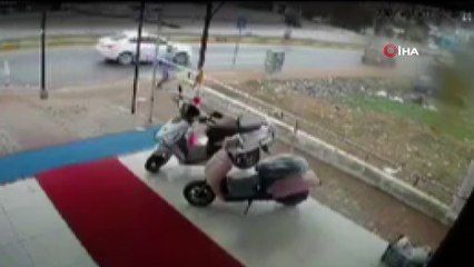 Antalya'da Feci Kaza Bebek Arabalı Yayalara Çarpan Otomobil 3 Kişiyi Yaraladı