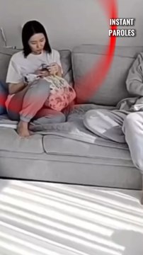 Il fait ses premiers pas sous les yeux émerveillés de ses deux parents