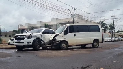 Van e caminhonete batem forte no Parque São Paulo