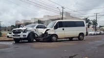 Van e caminhonete batem forte no Parque São Paulo