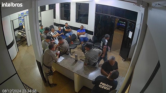 Dupla tenta matar policiais ao invadir delegacia com carro no Entorno do DF
