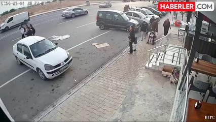 Otomobille çarpışan motosikletin feci kazası kamerada