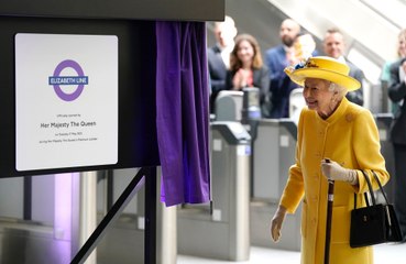 Queen Elizabeth wore Imperial State Crown to bath her kids