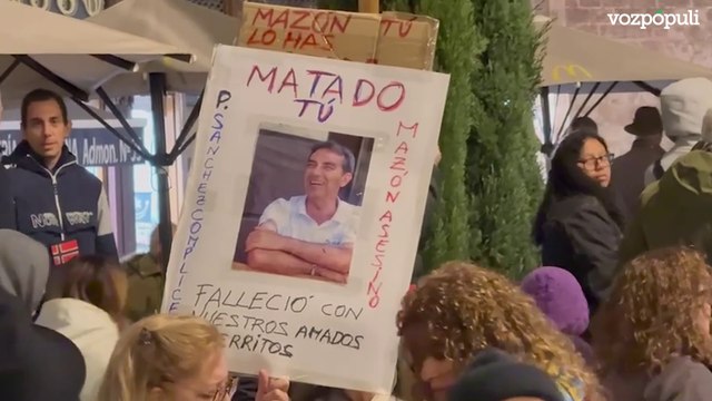 Algunos ciudadanos se manifestaron a las afueras de la catedral en Valencia