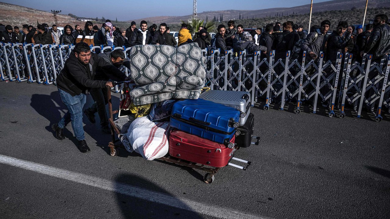 Des réfugiés syriens massés au poste frontière entre la Turquie et la Syrie