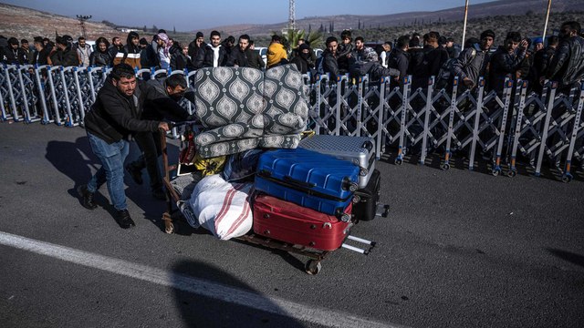 Des réfugiés syriens massés au poste frontière entre la Turquie et la Syrie