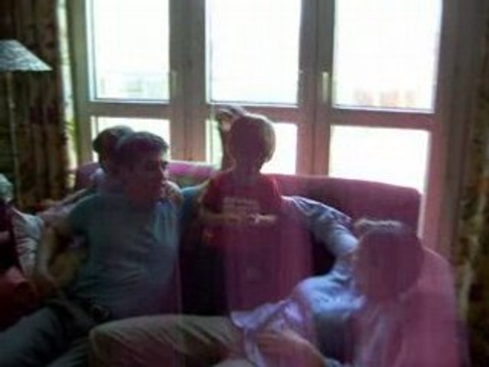 les enfants jouent aux poneys avec leurs parents