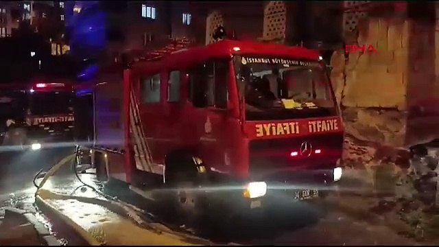 İstanbul- Gaziosmanpaşa'da gecekondu alev alev yandı, müdahale eden itfaiye aracı çöken asfalta düştü