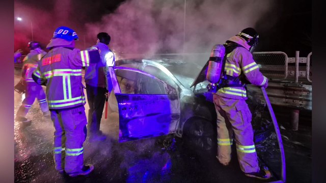 충남 부여 국도 달리던 승용차 불...운전자 숨져 / YTN