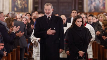 Emotivo funeral por las víctimas de la DANA entre protestas por familiares que no han sido invitados