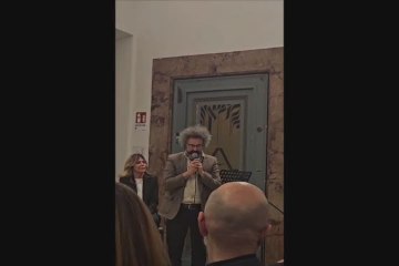 Simone Cristicchi, il monologo sulla malattia mentale alla presentazione del libro di Eleonora Daniele - Video