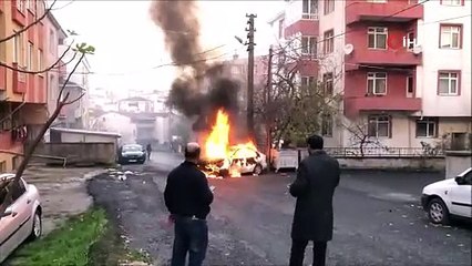 Park Halindeki Araç Aniden Alev Aldı!