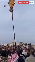 Beşar Esad'ın kuzenini şehrin meydanında astılar