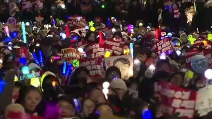 South koreans continue to protest, demanding president resignation.