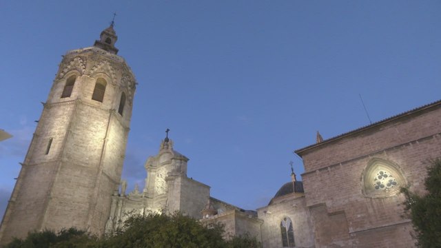 Decenas de personas protestan contra la gestión de la dana antes de la misa