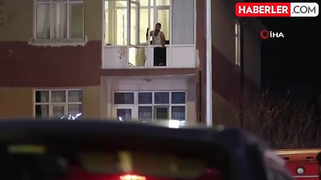 Bunalıma Giren Şahıs Polise Direndi, Camları Kırarak Tepki Gösterdi