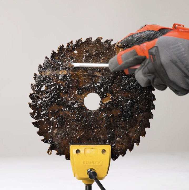 Transformation étonnante d'une scie circulaire rouillée en un couteau cool !