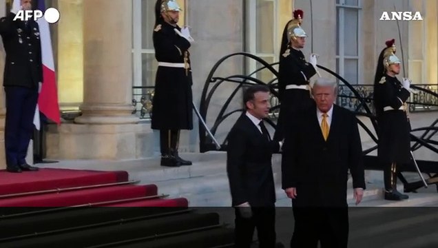 Trump all'Eliseo accolto da Macron