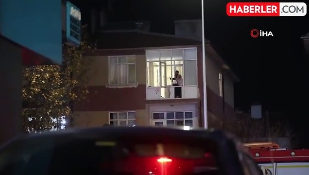 Bunalıma girip polise direnen şahıs evinin camlarını kırıp sokağa fırlattı