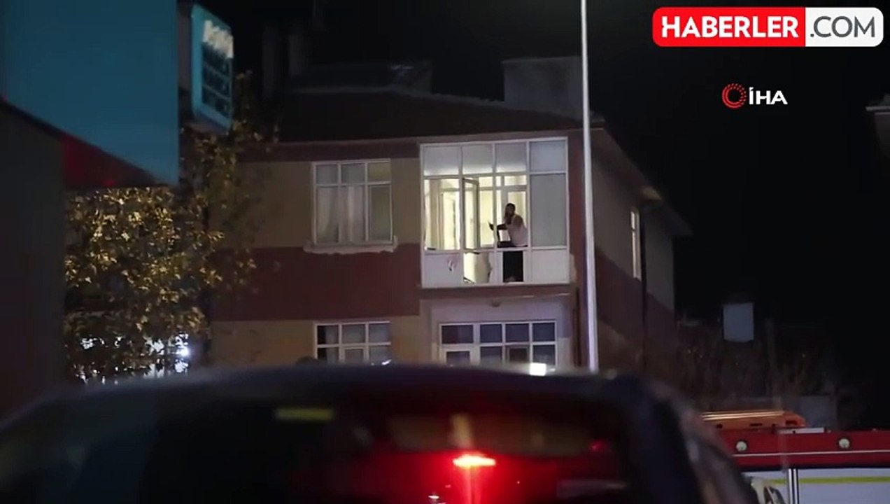 Bunalıma girip polise direnen şahıs evinin camlarını kırıp sokağa fırlattı