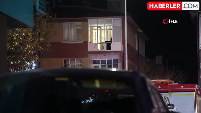 Bunalıma girip polise direnen şahıs evinin camlarını kırıp sokağa fırlattı