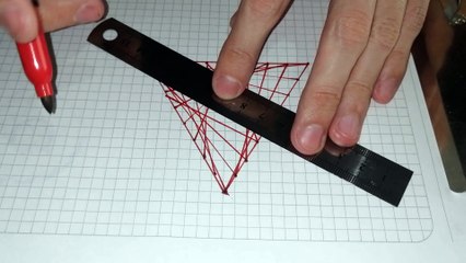 (VIDEO #0010) 🎨🖌️🖌️ CÓMO DIBUJAR un triángulo con lineas rojas y estilo ajedrezado.