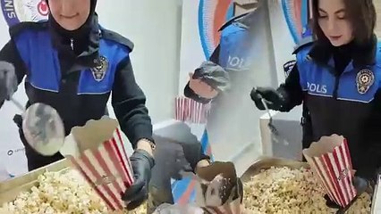 Emniyetten öğrencilere sinema keyfi