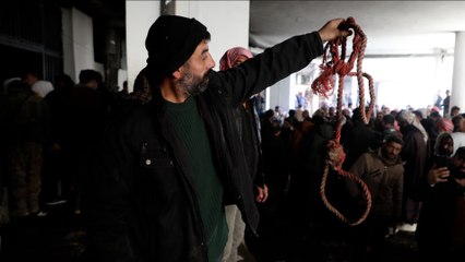 Miles de sirios buscan a sus seres queridos en la prisión de Sednaya