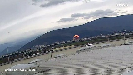 Prima la fiammata poi il fumo, il momento dell'esplosione nel sito Eni di Calenzano