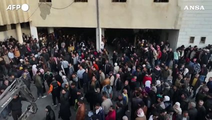 Siria, migliaia di parenti dei detenuti davanti al carcere di Sednaya