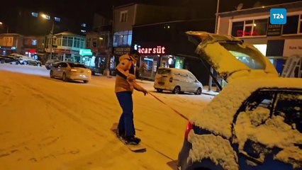 Milli kayakçı bu kez Göle sokaklarında snowboard