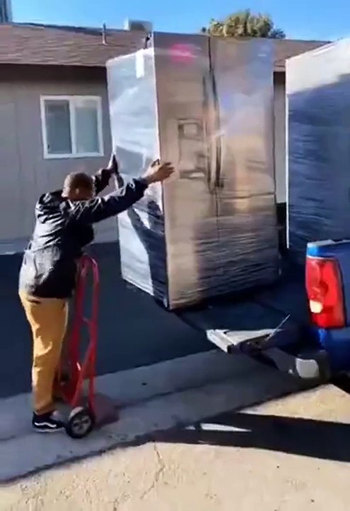 Regardez comment il décharge un frigo américain, génial mais risqué