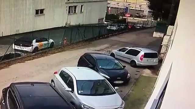 Quand tu oublies le frein à main sur le parking