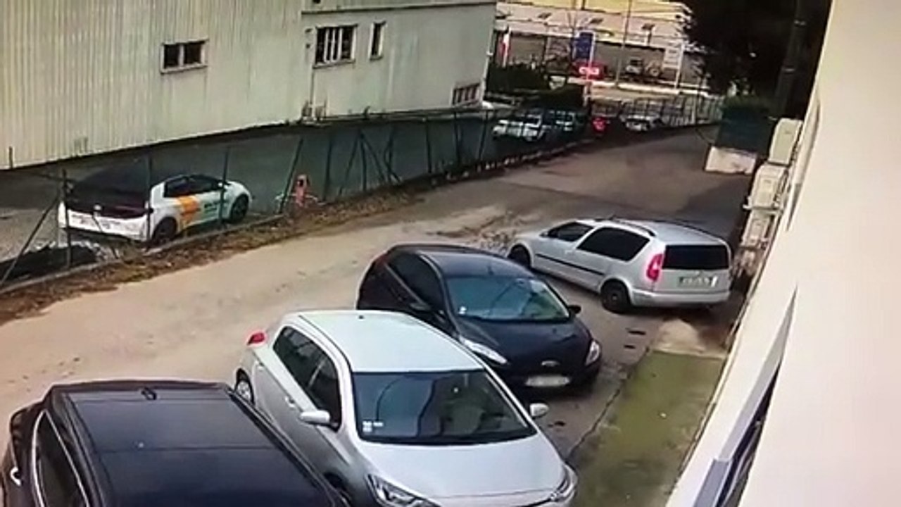 Quand tu oublies le frein à main sur le parking